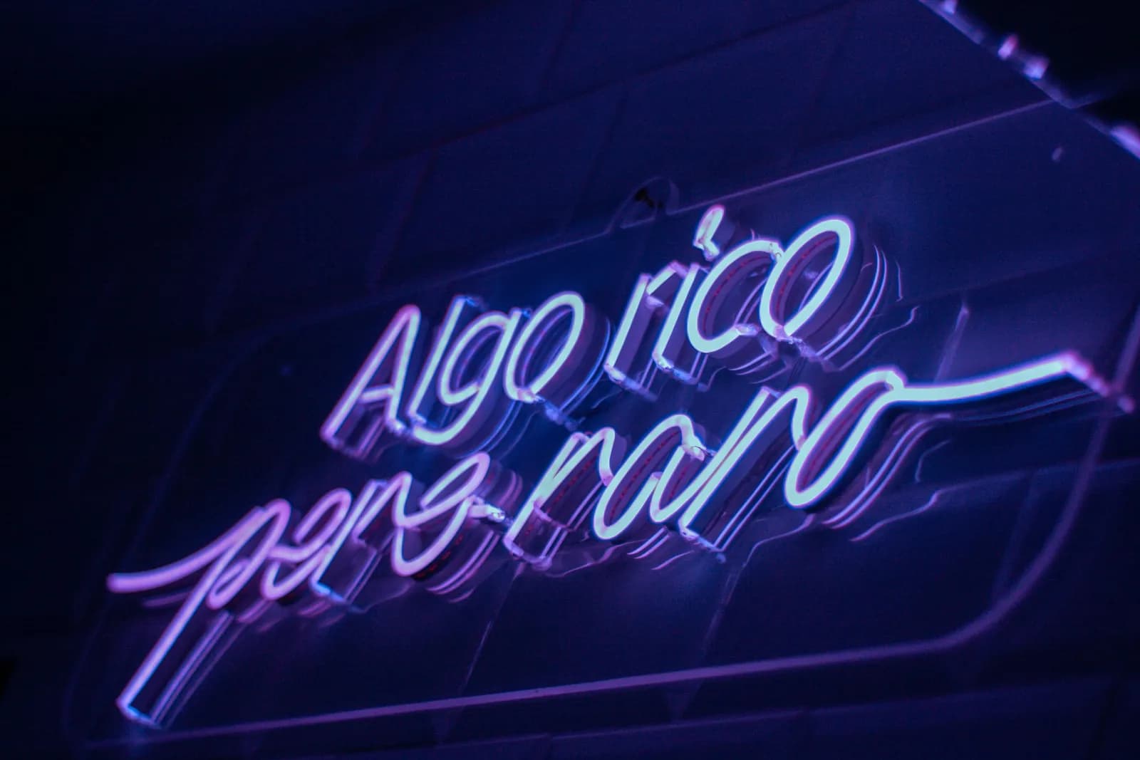 Rótulo de neón iluminado